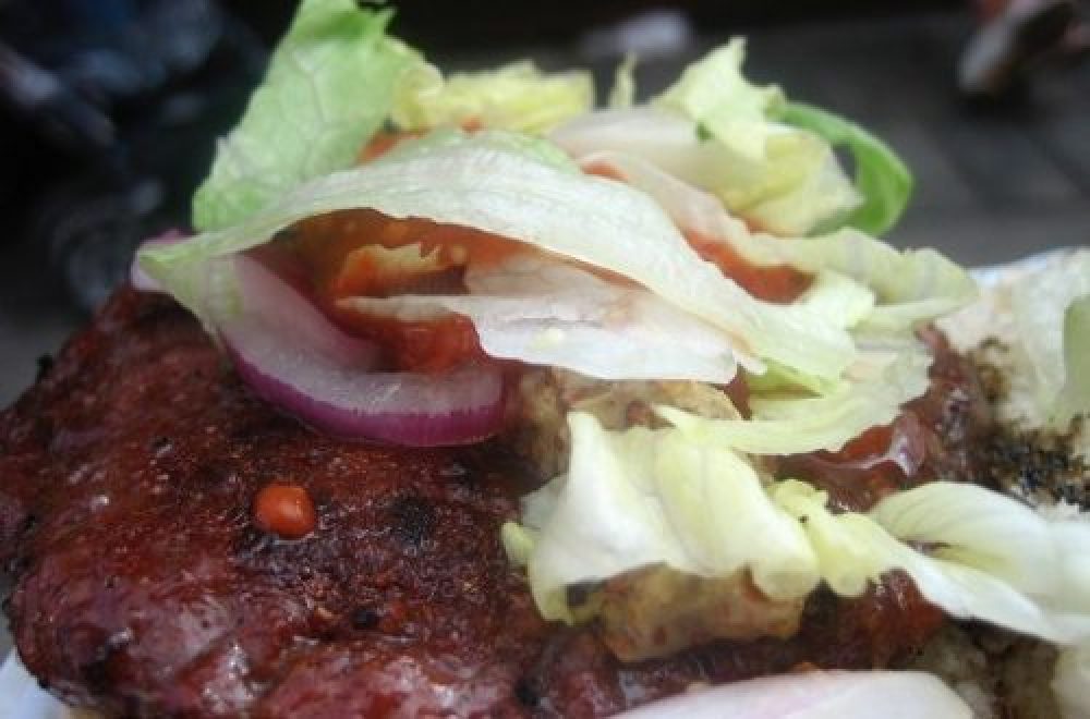Wildrezept der Woche: Wildschwein-Burger auf Semmelknödel mit sauren Roten Rüben