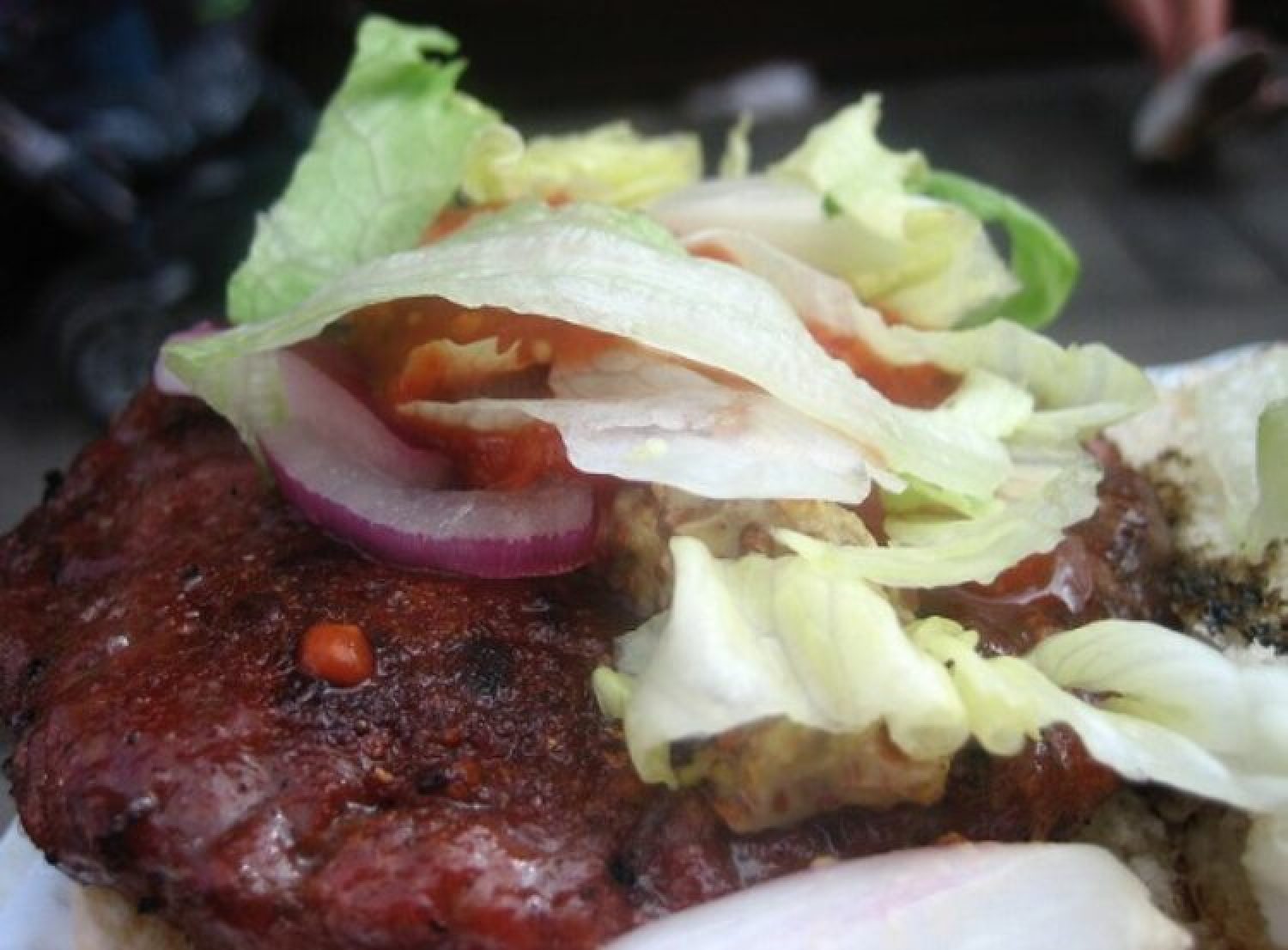 Wildrezept der Woche: Wildschwein-Burger auf Semmelknödel mit sauren Roten Rüben